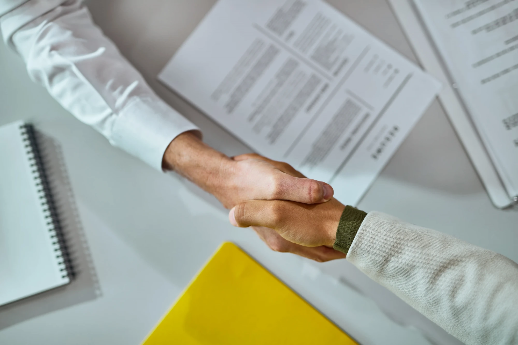 poigné de main avec document signé contrat enploi région lyonnaise Aliatem Consulting recrute post à pourvoir