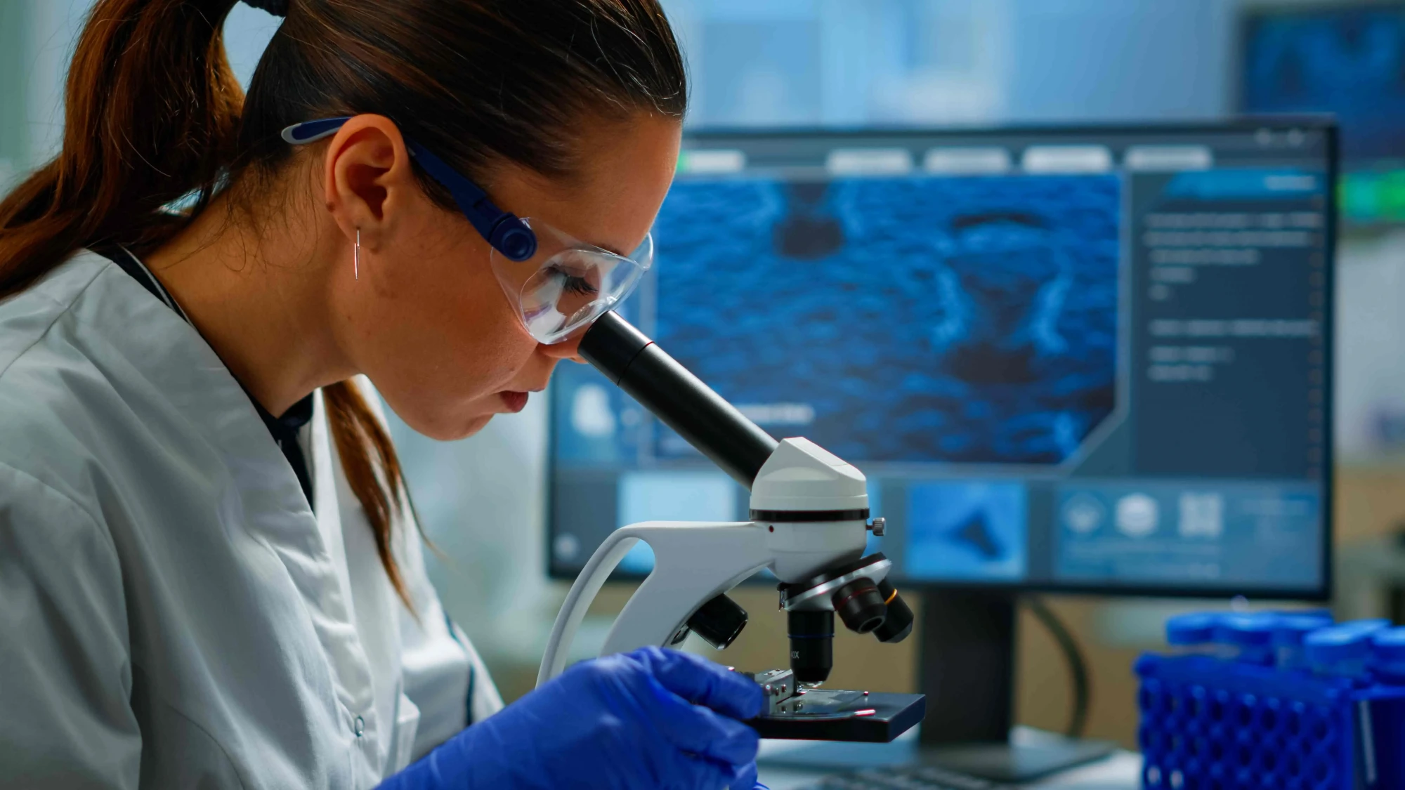 scientifique avec microscope achat industriel biochimie et pharmaceutique Aliatem Consulting