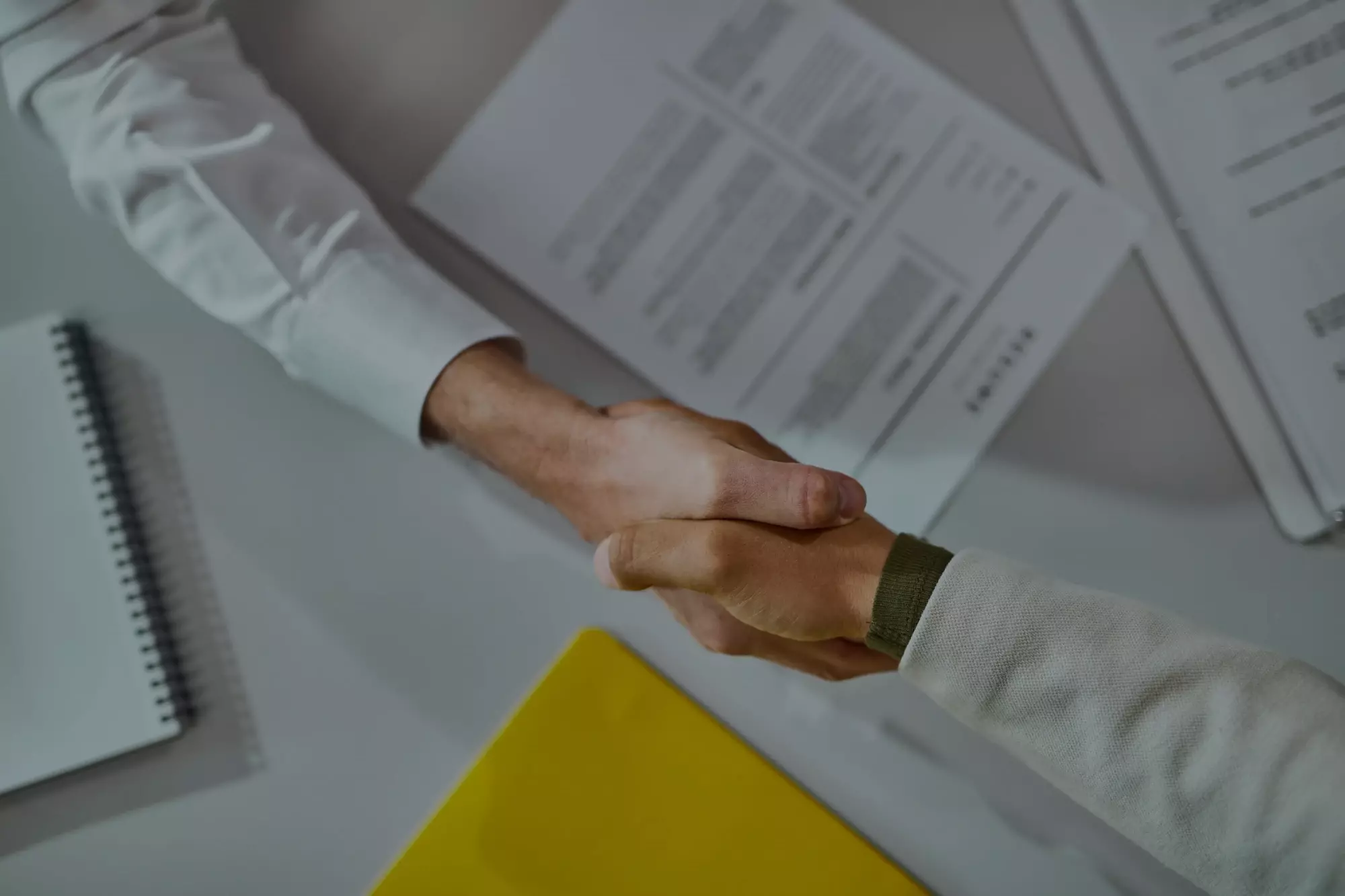 poignée de main avec document signé contrat emploi région lyonnaise Aliatem Consulting recrute poste à pourvoir